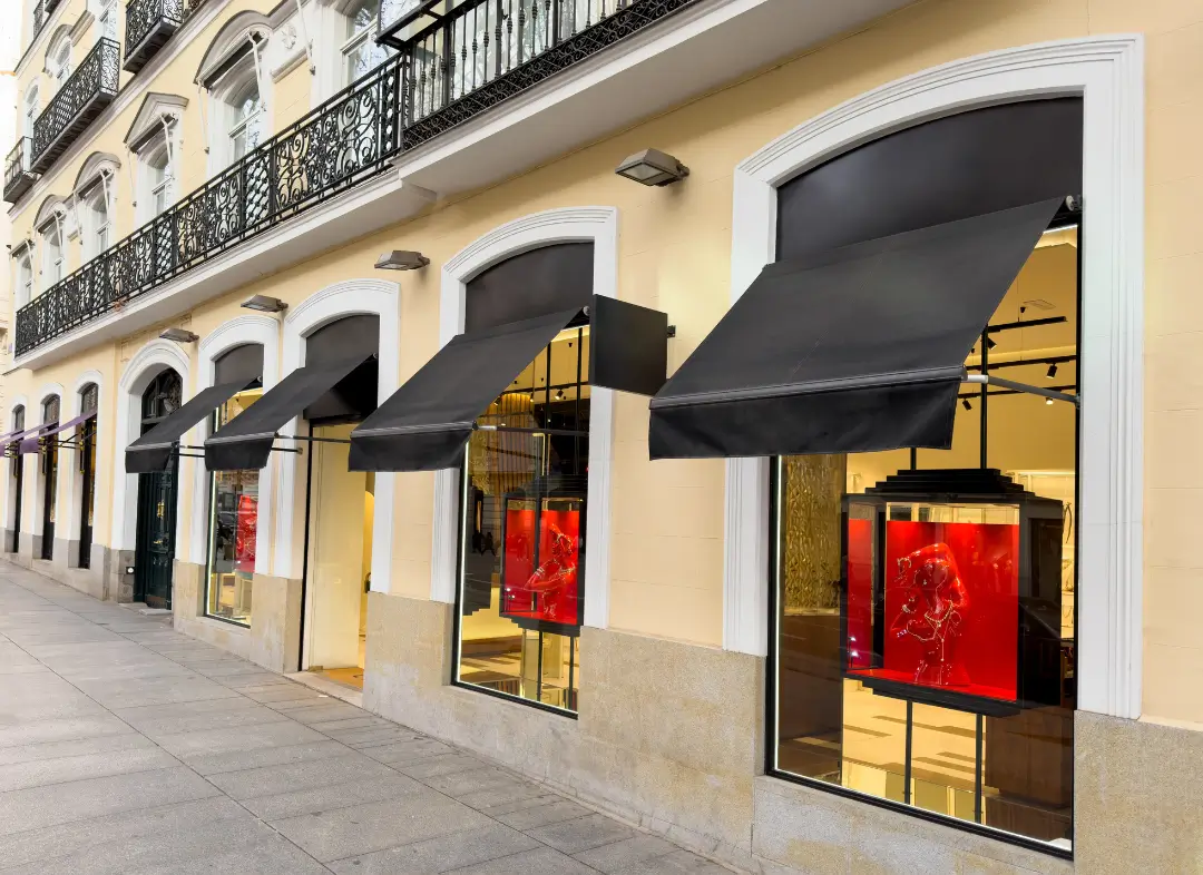 Façade vitrine de magasin en aluminium sur mesure à Cambrai